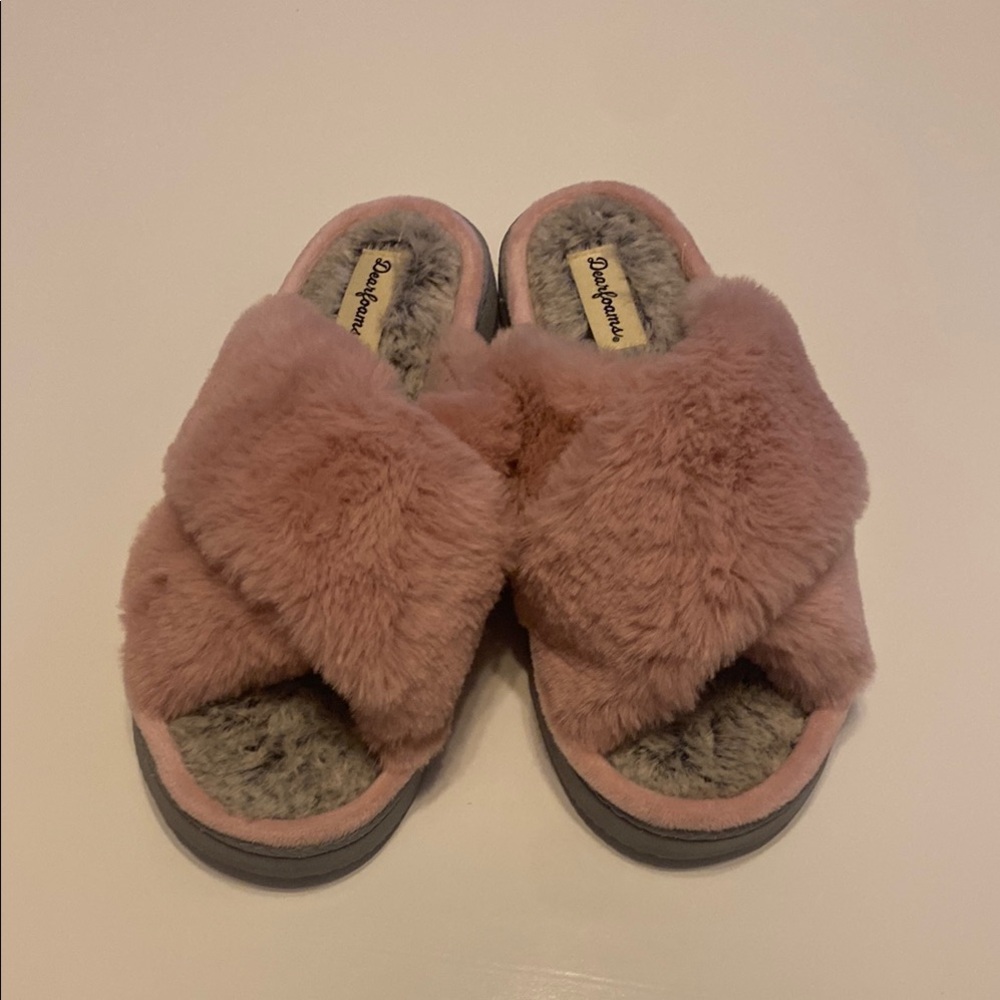 Dear foams Pink Fuzzy Women's Slippers Size Medium (7-8)